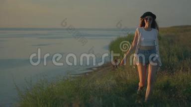 年轻女子在散步，跳舞，跳在悬崖边享受大自然